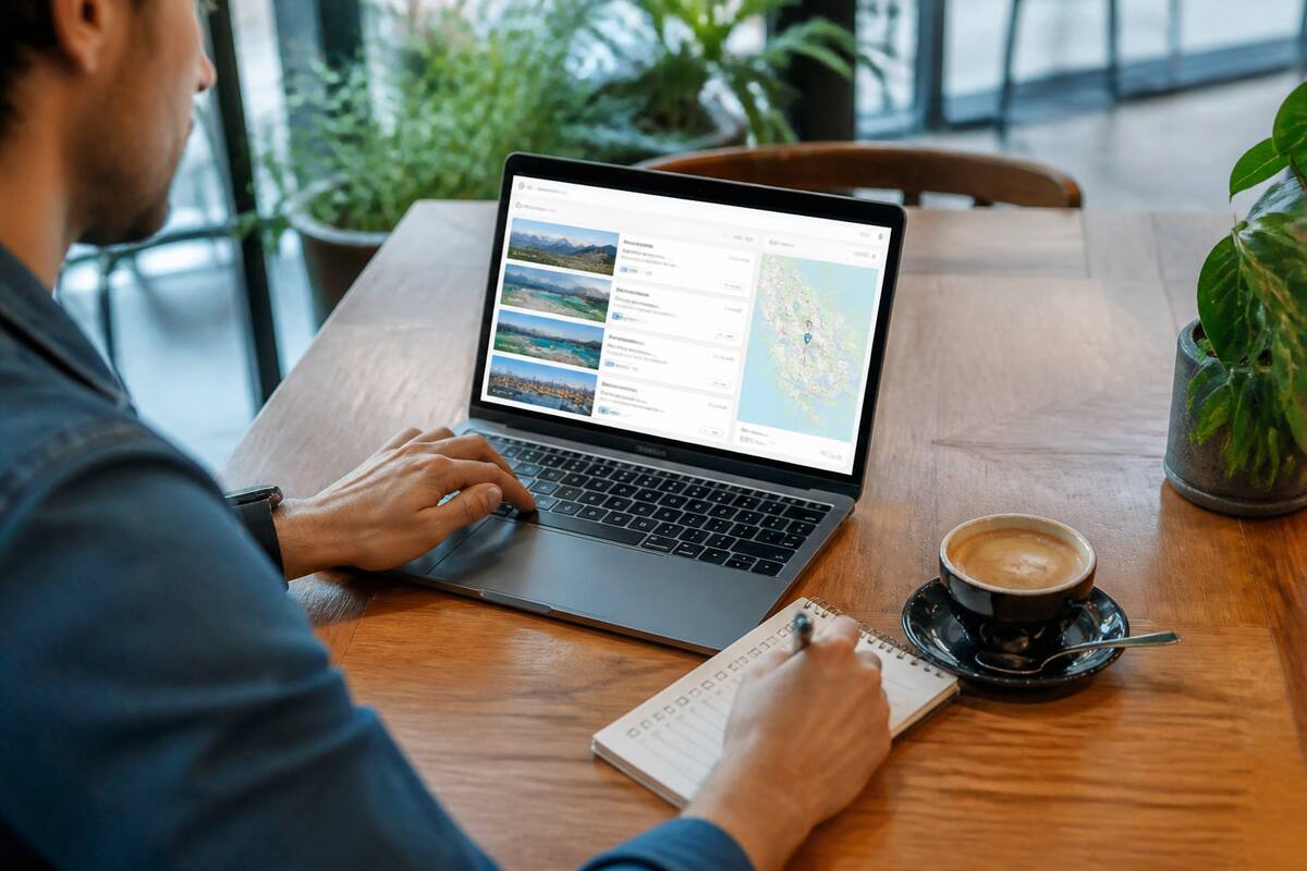 Iemand vergelijkt reisopties op een laptop met een checklist