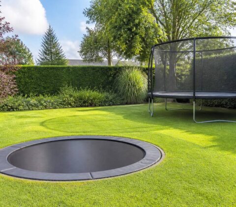 Vergelijking tussen een inground en opbouw trampoline in een tuin