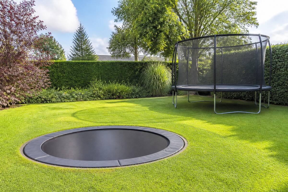 Vergelijking tussen een inground en opbouw trampoline in een tuin